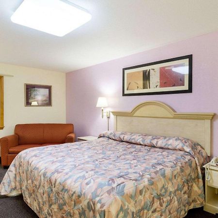 Red Roof Inn Sutton Εξωτερικό φωτογραφία