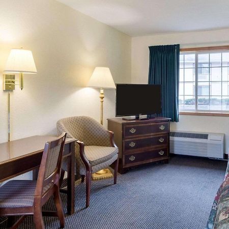 Red Roof Inn Sutton Εξωτερικό φωτογραφία