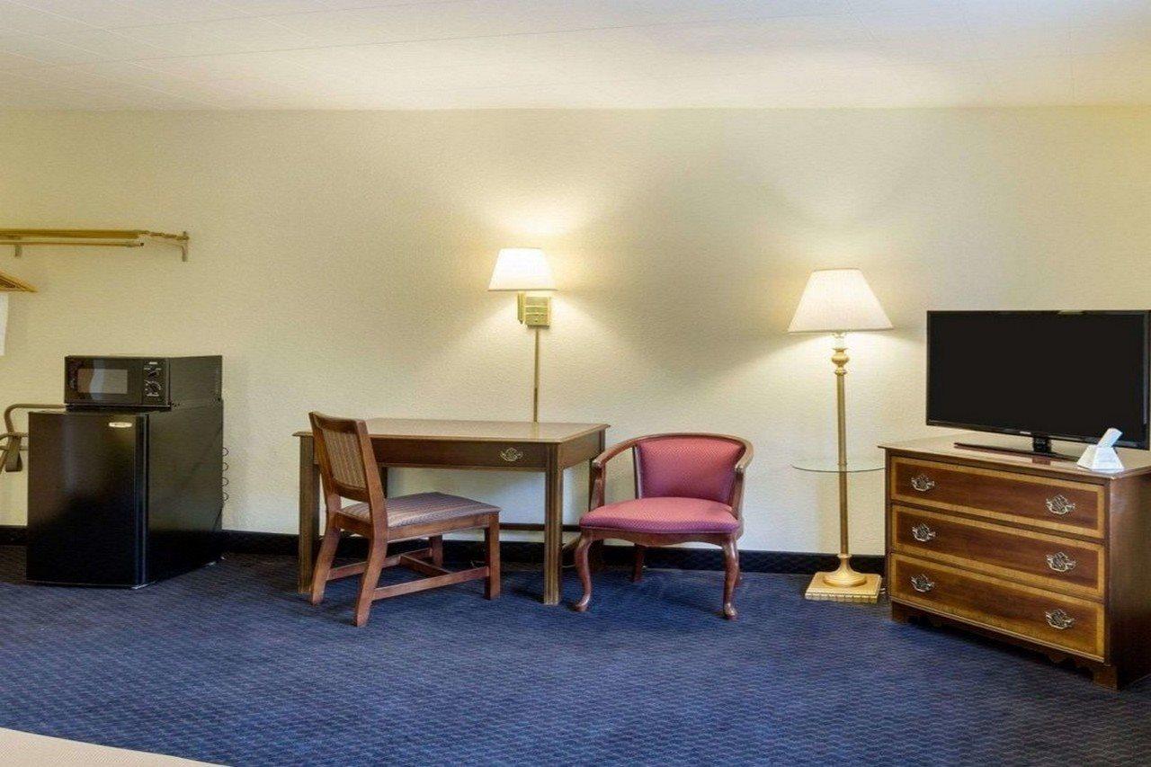 Red Roof Inn Sutton Εξωτερικό φωτογραφία