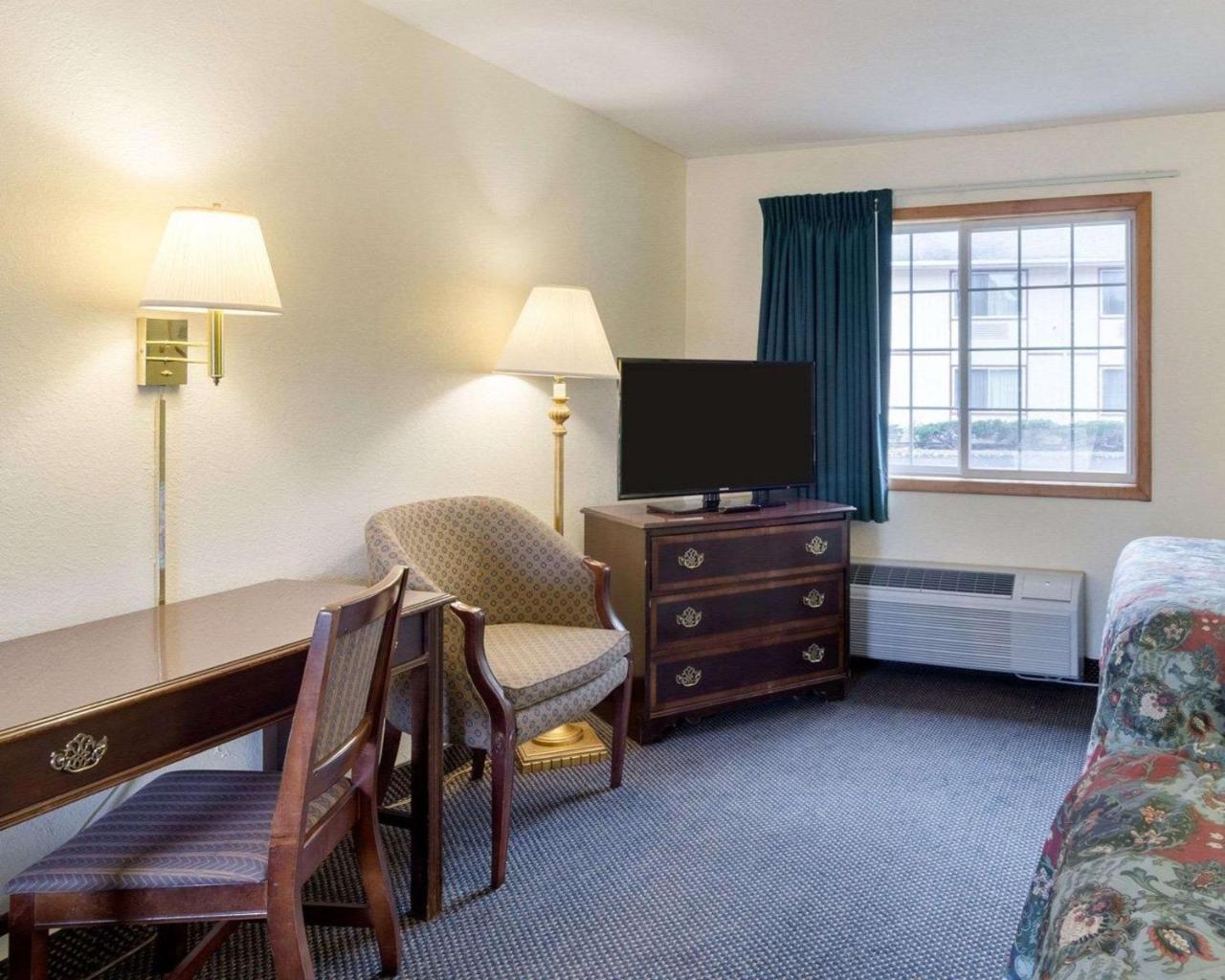 Red Roof Inn Sutton Εξωτερικό φωτογραφία