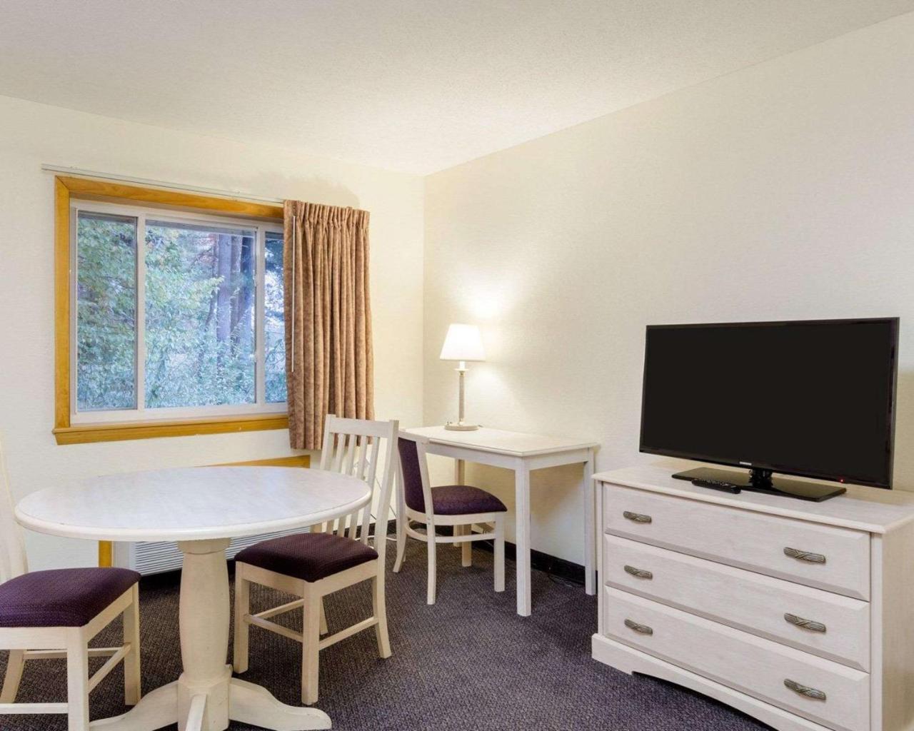 Red Roof Inn Sutton Εξωτερικό φωτογραφία
