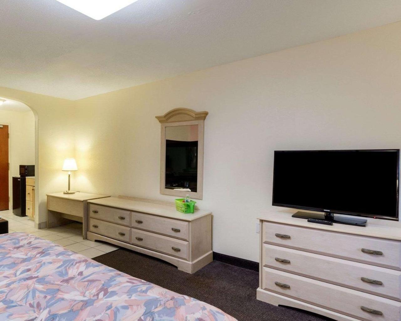 Red Roof Inn Sutton Εξωτερικό φωτογραφία